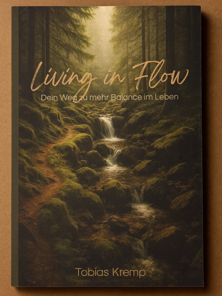 Ein Buch liegt auf einer Fensterbank mit unscharfem grünem Hintergrund.