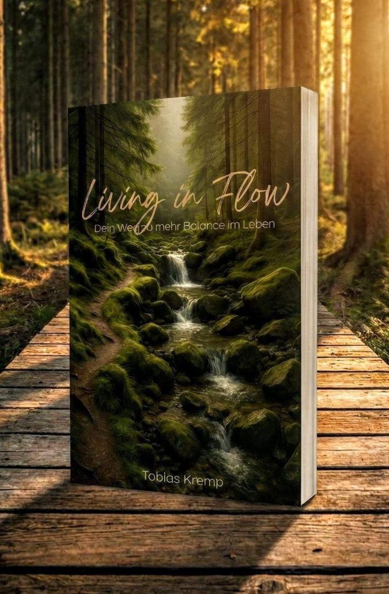 Ein auf einem moosbedeckten Stein liegendes Buch vor einer natürlichen Landschaft.